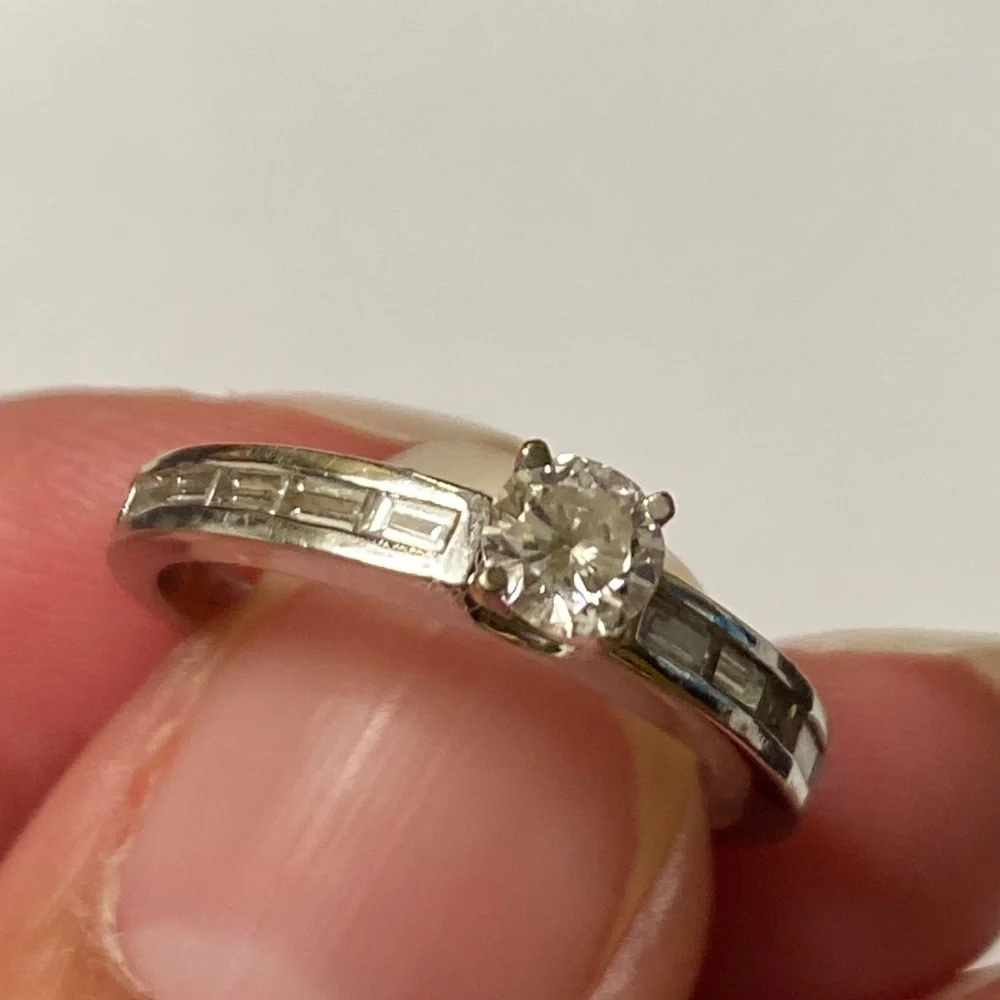 DIAMOND ENGAGEMENT RING - Picture 7 of 8